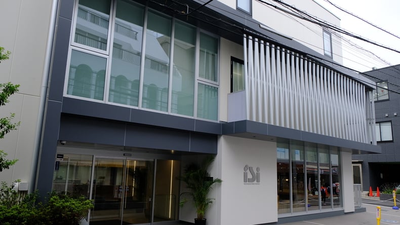 ISI Language School - Takadanobaba Campus - Pohled na budovu školy v Tokiu zepředu