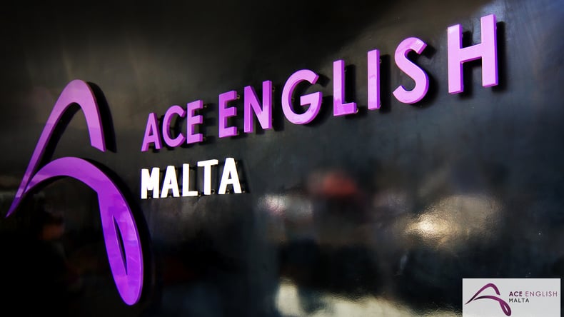 ACE English Malta - Skylt