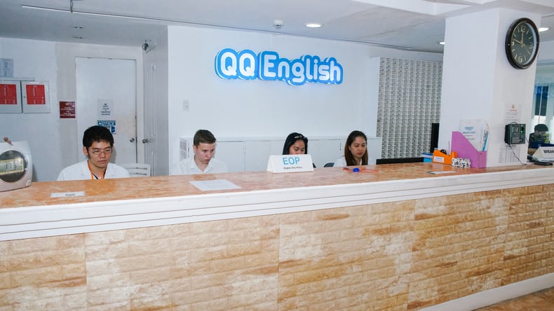 QQ English - Oblasť recepcie na nábreží